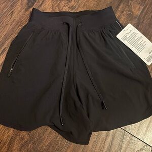 Lululemon License to Train HR Short 4 - Size 0